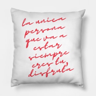 Camiseta La unica persona que va a estar siempre eres tu, disfruta. The only person that is going to be there forever is yourself. Pillow