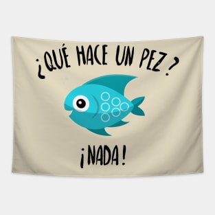 Que hace un pez? Nada - blue fish Tapestry