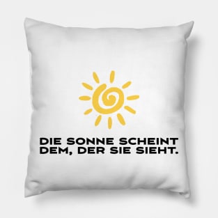 Die Sonne scheint dem der sie sieht motivierender Spruch Pillow