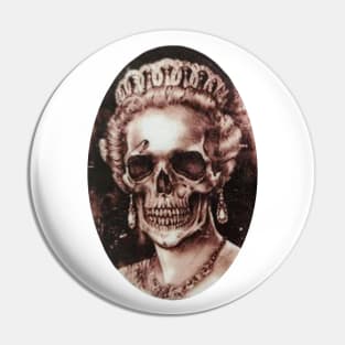 Legendary Queen 1926-2022 Pin