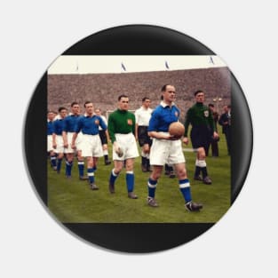 1948 cup walkout onto the pitch Pin