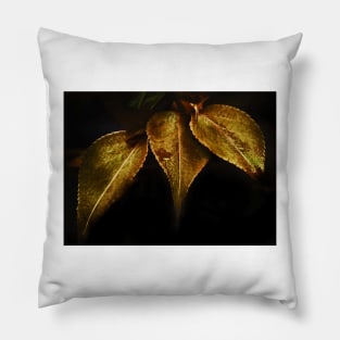 gold vine leaves Pillow