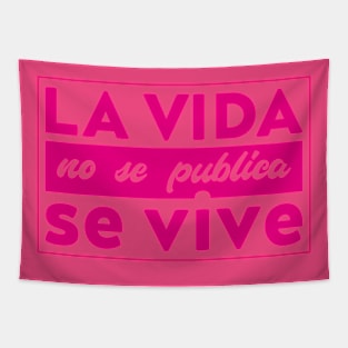 Spanish quote | La Vida no se publica se Vive Tapestry