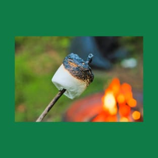 T-shirt Guimauve rôtie sur un bâton près du feu de camp