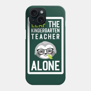 Funny Kindergarten Teacher Pun - Leaf me Alone - Gifts for Kindergarten Teachers Phone Case