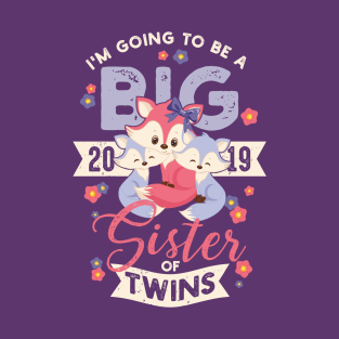 Going to be big sister of Twins Pregnancy Announcement Cute Twin Fox Babys T-Shirt