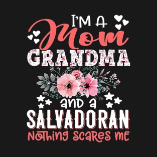 I'm Mom Grandma Salvadoran Nothing Scares Me Floral El Salvador Mother Gift T-Shirt