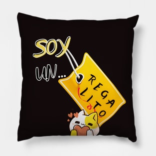 I love my pet. Phrase in Spanish, phrase in Castilian: Soy un regalito. Your cat, your gift. Pillow