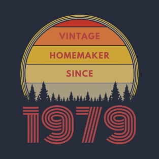 Vintage Homemaker Since 1979 Retro Sunset Background T-Shirt