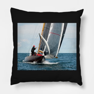 Norseman rounds the windward mark Pillow