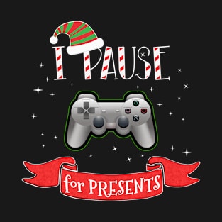 Funny Christmas Gamer I PAUSE FOR PRESENTS Gaming Gift T-Shirt