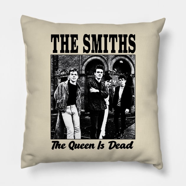 the queen is dead black style Pillow by Kerambawesi