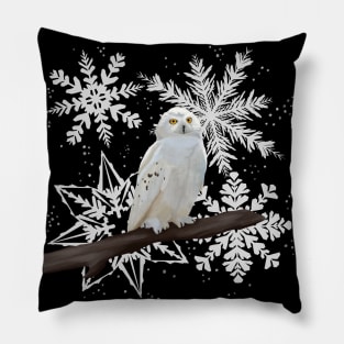 Snowy owl on snowflake pattern Pillow