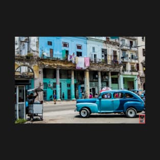 Old cars in Havana, Cuba T-Shirt