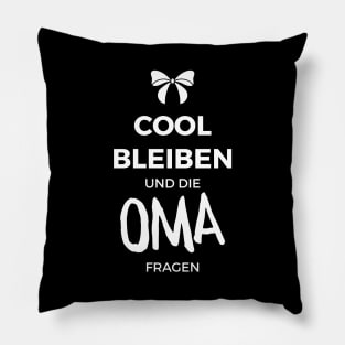 Cool bleiben und die Oma fragen Pillow