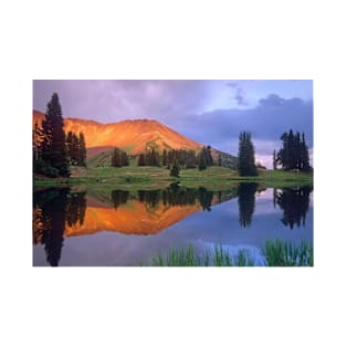 Mount Baldy At Sunset Reflected In Lake Along Paradise Divide T-Shirt