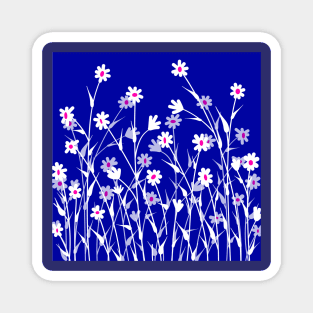 Weiße Blumen auf Blau. Weiß, rosa, blau. Magnet