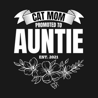 Cat mom promoted to auntie 2021. Cool for all newborn aunts. T-Shirt