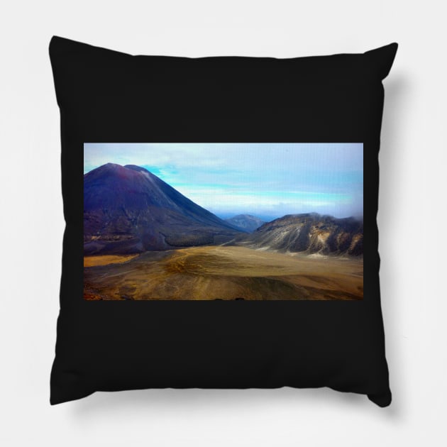 Nouvelle Zélande - volcan Tongariro Pillow by franck380