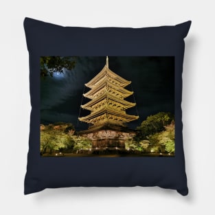 Toji temple at night Pillow