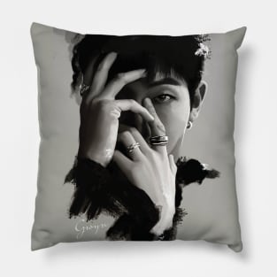 RM B&W Pillow