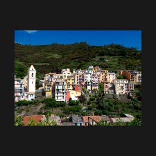 View on the cliff town of Manarola, one of the colorful Cinque Terre on the Italian west coast T-Shirt