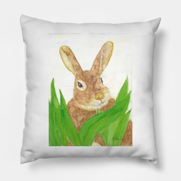 Easter bunny in the grass Pillow by Kunst und Kreatives