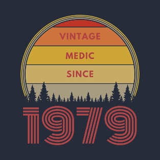 Vintage Medic Since 1979 Retro Sunset Background T-Shirt