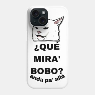 CAT SAYS QUE MIRA BOBO Phone Case