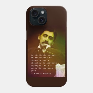 Marcel Proust portrait and quote: Le véritable voyage de découverte ne consiste pas à chercher de nouveaux paysages... Phone Case