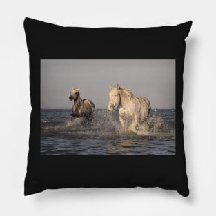 WILD HORSES RUNNING ALONG THE BEACH DESIGN Pillow