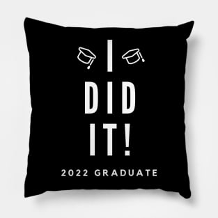 I Did It. 2022 Graduate. Simple Typography White Graduation 2022 Design with Graduation Caps. Pillow