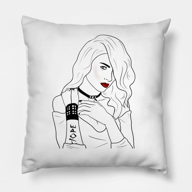 Frau mit Tattoo - Düster - Tattoo - Frau Pillow by Tibra Design