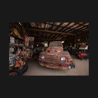 Old Vintage garage in the USA Route 66 T-Shirt