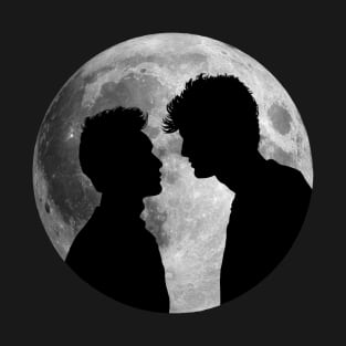 Malec silhouettes and full moon - Alec Lightwood and Magnus Bane / Matthew Daddario and Harry Shum Jr. - Shadowhunters / The mortal instruments T-Shirt