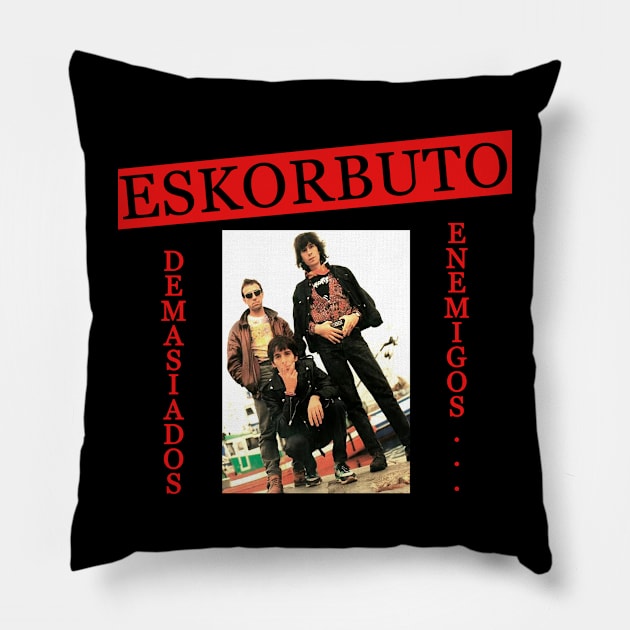 DEMASIADOS ENEMIGOS Pillow by darria