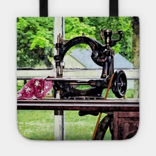 Sewing Machine in Window Tote