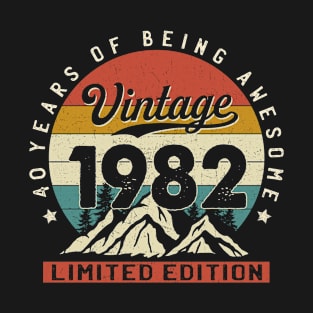 40 Years Of Being Awesome Vintage 1982 40th Birthday 40th Birthday Gift T-Shirt