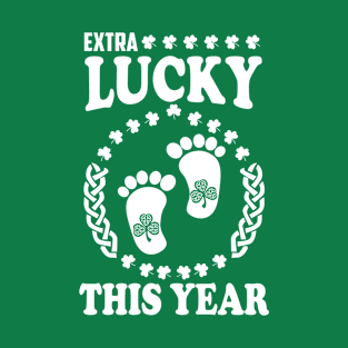 Womens St Patricks Day Gift for Pregnant Mom Pregnancy Announcement T-Shirt