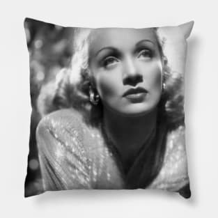 Marlene Dietrich look Pillow