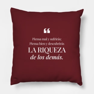 Piensa bien y descubrirás la riqueza de los demás Pillow