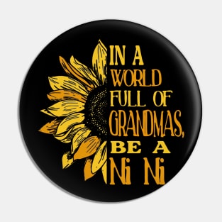 Sunflower- In the world full of Grandmas, be Ni Ni T-Shirt T-Shirt T-Shirt Pin