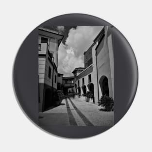 Architecture Noir Pin