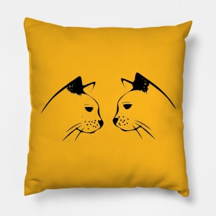 Gatitos mirandose Pillow