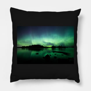 Beautiful northern lights over lake Pillow