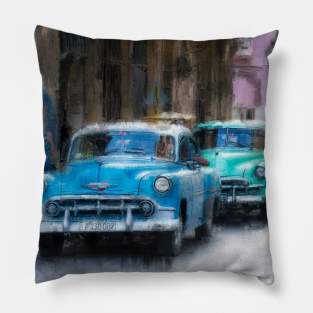 Classic cars in Cuba Pillow