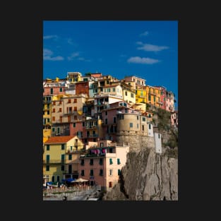 View on the cliff town of Manarola, one of the colorful Cinque Terre on the Italian west coast T-Shirt