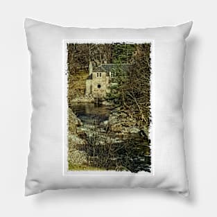 River Dee, Braemar, Scottish Highlands, UK (10) Pillow