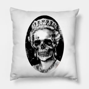 Legendary Queen 1926-2022 Pillow