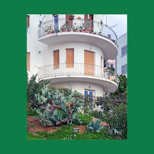 Villetta con cactus mediterraneo, 2023 T-Shirt